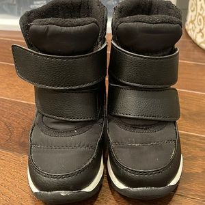 Snow boots toddler size 7  black